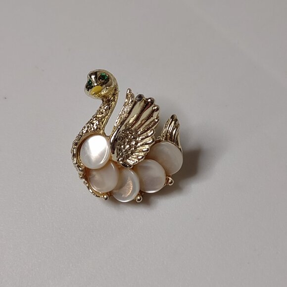 Pretty Little Swan Brooch With Green Eyes - Picture 2 of 8